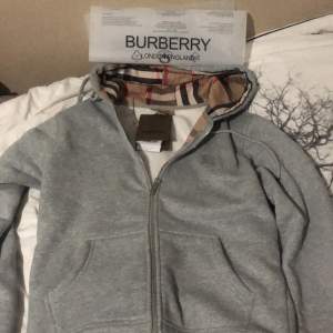 1:1 (inte äkta) Burberry kofta nästan oanvänd inga synliga märken på användning 10/10 kvalite kommer med tagg och påse perfekt för våren och sommaren,  för fler bilder kom privat.  Pris kan diskuteras 