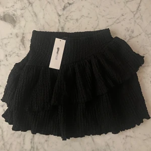 Svart minikjol - Oanvänd minikjol från Gina. Storlek xxs men passar xs då den är relativt stretchig 💕