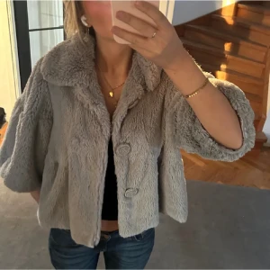 Fluff jacka - Sötaste fluff jackan som är hur mjuk som helst verkligen älskar😝😊💘