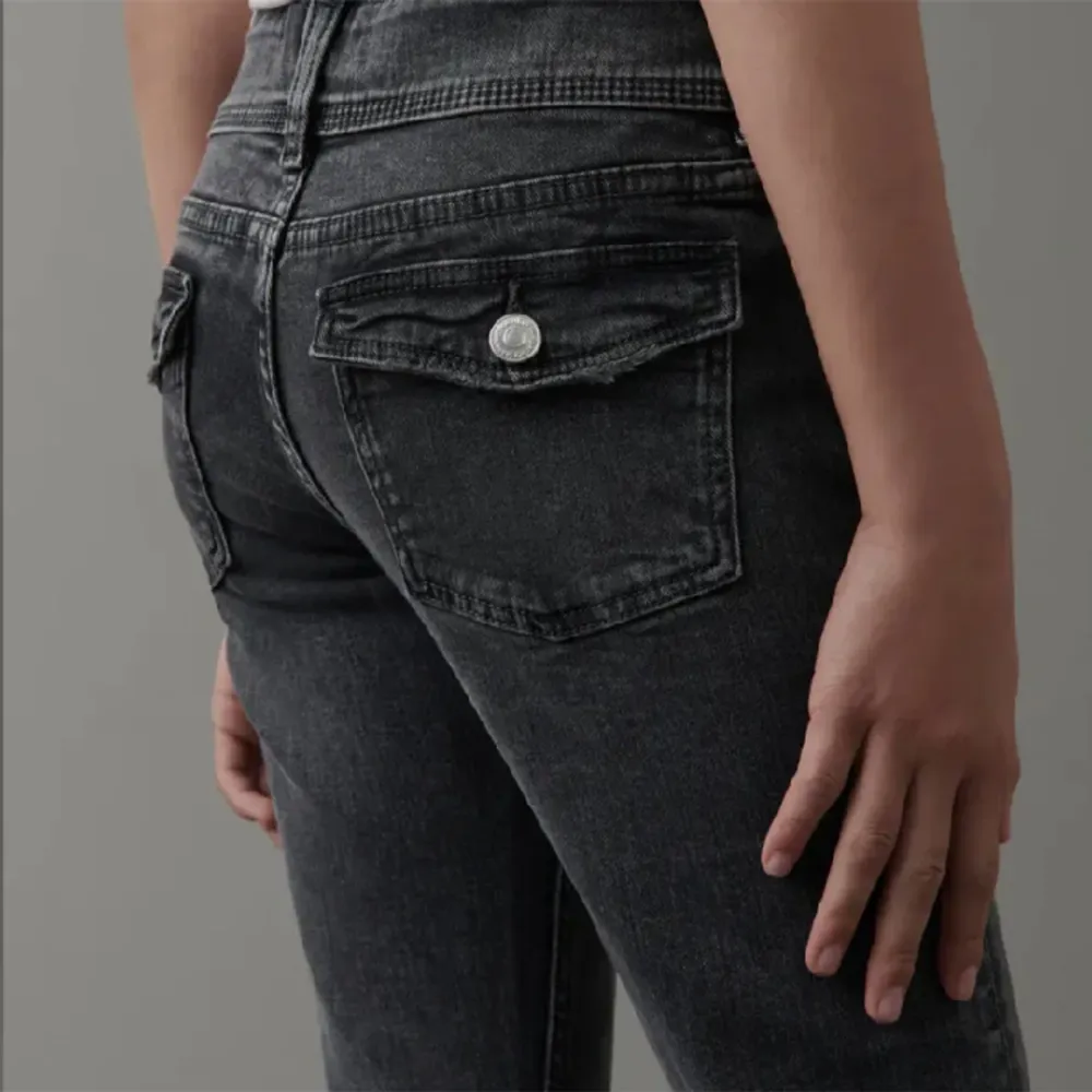 Jätte fina jeans från Gina Young i storlek 158 men ja skulle säga att dom passar större oxå💗 dom är i nyskick💗har tröttnat på dom så därför jag säljer men annars älskar jag dom. Dom är lågmidjade och bootcut. Jeans & Byxor.