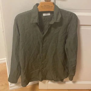 Linneskjorta - Uniqlo linneskjorta  Storlek large Nyskick 