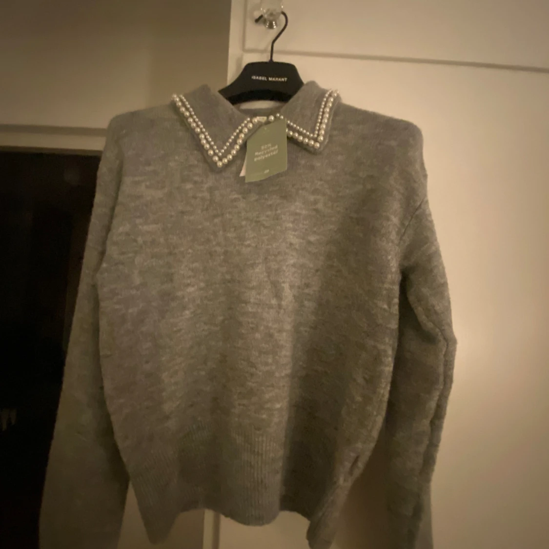 Stickad grå tröja med pärlor