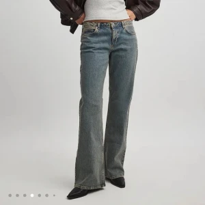 Lågmidjade jeans - Säljer dessa helt nya populära lågmidjade jeansen från Nakd! Fick hem dem nu i mars men hann tyvärr inte returnera dem, så det är därför jag säljer. Passformen är helt perfekt!! Alla lappar är kvar. Originalpris 699kr💕💕