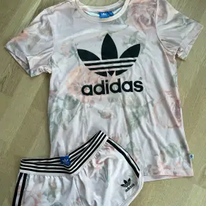 Superfint set från Adidas med t-shirt och shorts i nyskick. Stl S!   Kan mötas i Uppsala eller skicka   Pris 250:- + porto 
