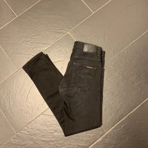 Nudie Jeans Grim Tim - Nudie Jeans i modellen Grim Tim. Dem sitter lite litet i storleken