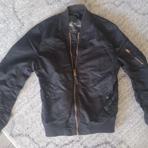 Alpha Industries jacka stl S - Helt ok skick 