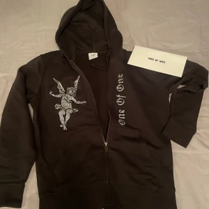 One Of One Hoodie - One of one hoodie som är sparsamt använd | Nyskick | Storlek S | Bara att höra av sig vid frågor och funderingar. Kan gå ner i pris vid en snabb och smidig affär 🤙