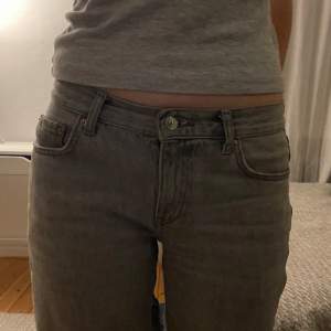 Snygga lowwaisted jeans från Gina, modellen straight. Inga anmärkningar!
