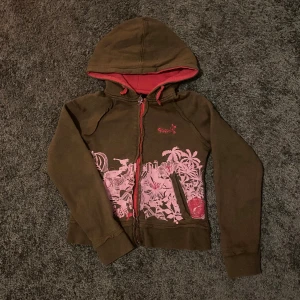 Zip up - Jätte söt zip up från märket protest❤️ Den är brun och har jätte fina detaljer i babyrosa både fram och lite bak❤️ Den är även rosa i luvan