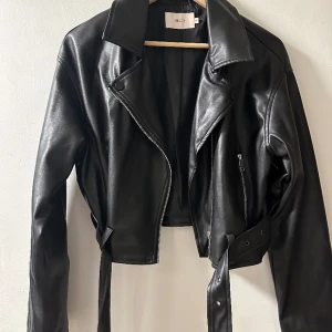 Bikerjacka  - Bikerjacka i PU från Nelly storlek 36 Endast provad  Nypris 649 kr