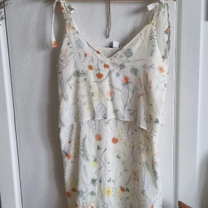 Sommarklänning från Monki - Sparsamr använd, ingenting att anmärka på. Väldigt söt med böommigt mönster och väldigt sval varma sommardagar. 