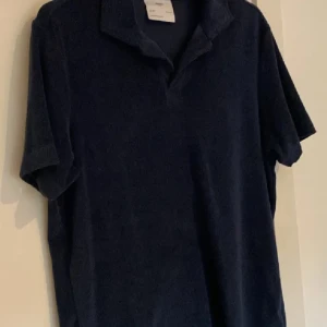 Frotté tröja - Tjena🙌🏽 säljer nu min snygga frottétröja från mango. Perfekt till sommaren. Den är i storlek S men skulle även säga att den passar M. Tvivla inte om nån vill höra av sig. Priset kan diskuteras!