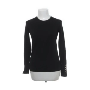 Stickad tröja zara - Ny finstickad tröja från zara med prislapp kvar ! Storlek S! Har fina små  guldknappar vid handledarna 🥹😍