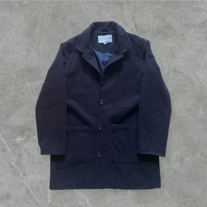 Svart kappa lindex - Fin svart kappa från LINDEX i väldigt bra skick.  Har inte kommit till användning och behöver därför en ny ägare!  Storlek 38/40.  För mått var god kontakta mig.