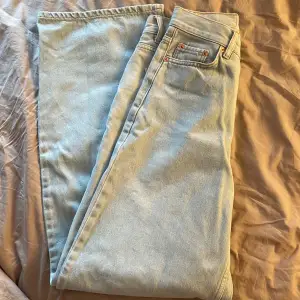 Vida Mid-rise jeans från junkyard. Fint skick. Nypris runt 600. Jättefin och somrig blå färg 🌞 