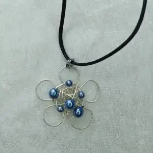 Handgjort smycke i ståltråd och pärlor med justerbar längd 