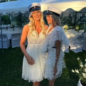 Studentklänning  - Säljer nu min älskade studentklänning från Christian Koehlert (till vänster). Perfekt för dig som vill ha en unik studentklänning med det lilla extra 😍 Klänningen är i oanvänt skick och har inga anmärkningar, som ny! Fler bilder och kvitto finns🥰