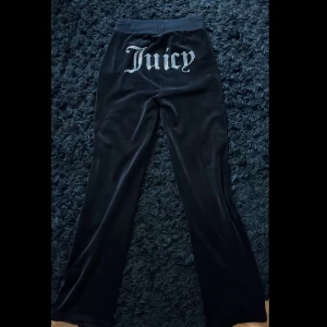 Juicy Couture byxor - Säljer mina Juicy Couture byxor i storlek XS, men passar även S. I superfint skick! 