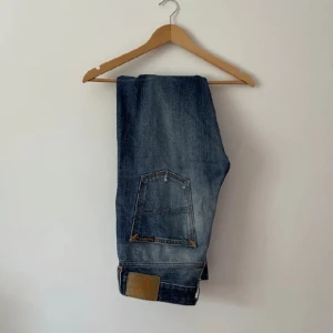 Nudie Jeans - Schyssta Nudie jeans i modellen steady eddie II. Storleken är 31/32 och skicket är väldigt fint! Jag säljer för 300kr men det kan absolut diskuteras!