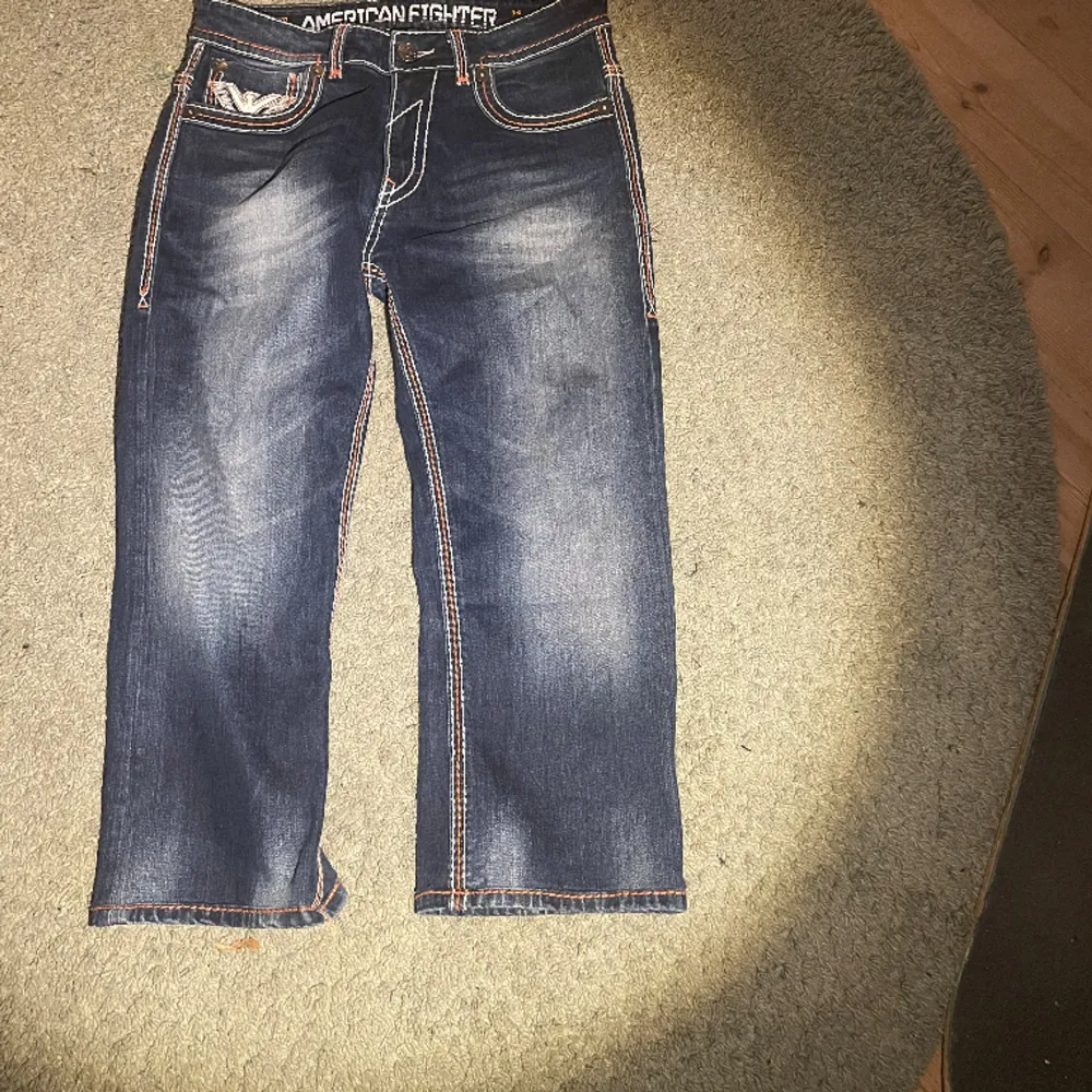 Baggy jeans med snygga fickor i bra skick  Total längd 94cm  Midjebrädd 44cm  Brädd nedtill 24cm . Jeans & Byxor.