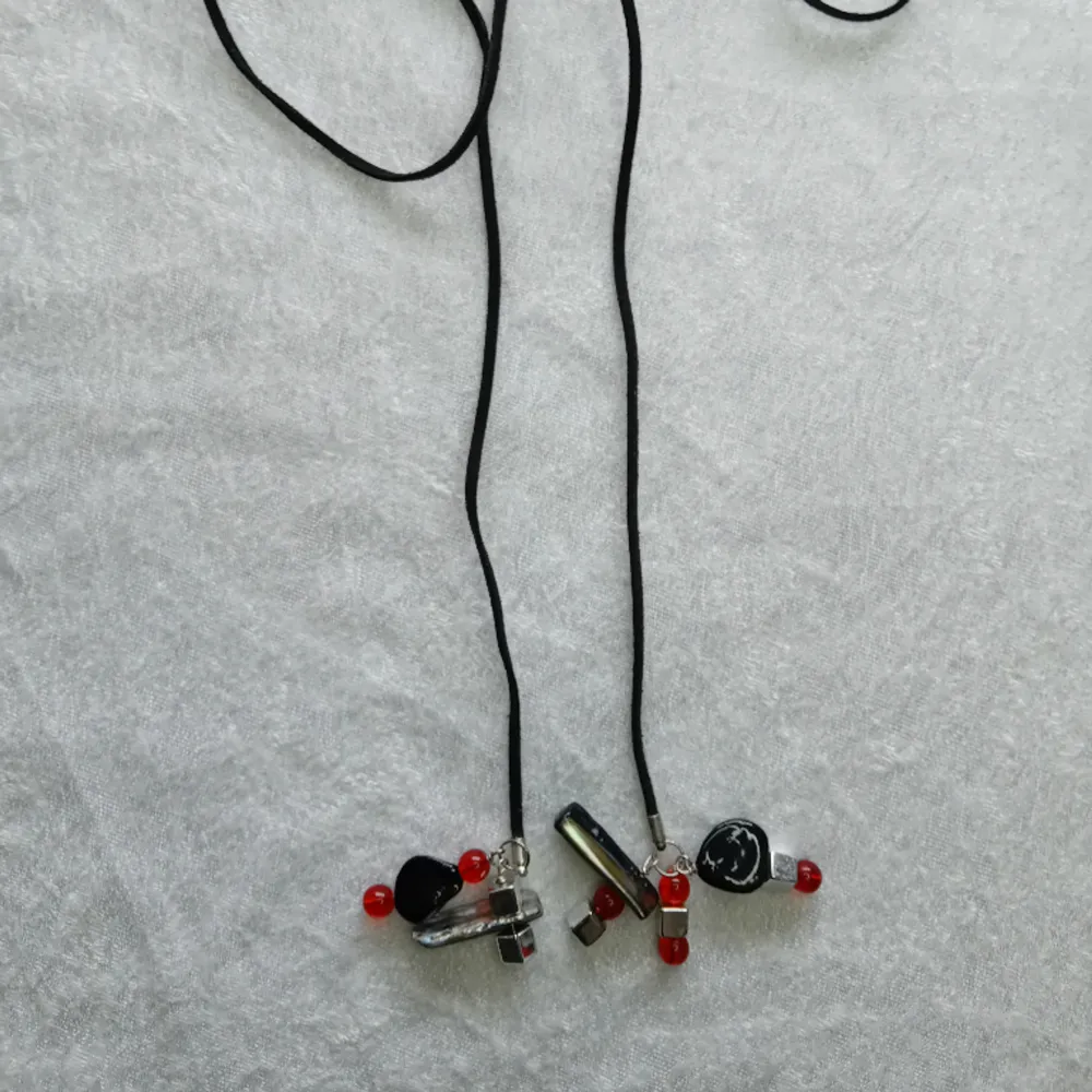 Handgjort halsband med svart mockaband på 1 meter och pärlor i röda,svarta och silvriga.. Accessoarer.
