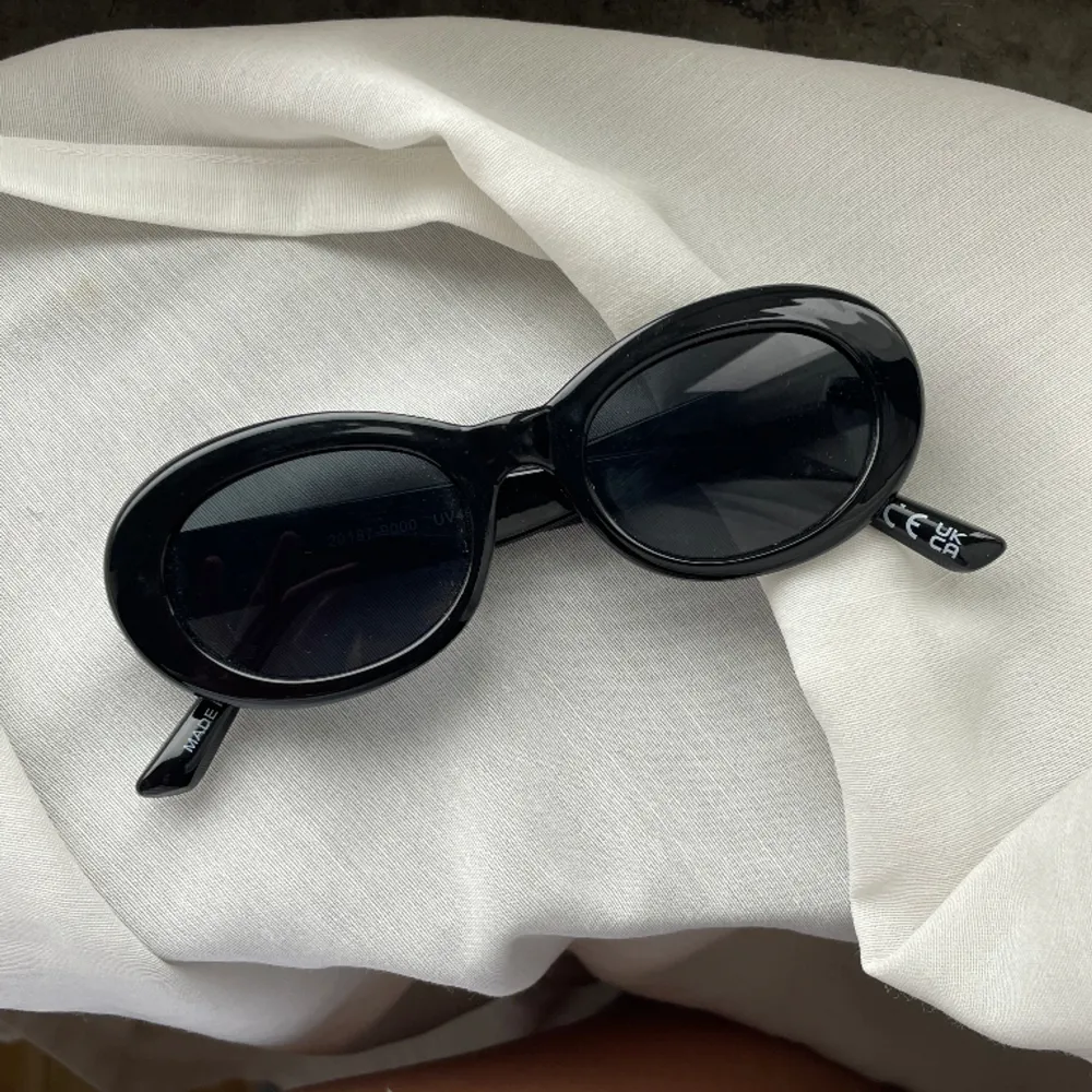 Ovala solglasögon köpta förra året, endast testade🖤. Accessoarer.