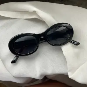Ovala solglasögon köpta förra året, endast testade🖤