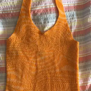Orange halterneck klänning som är perfekt inför sommaren. Endast använd ett fåtal gånger och därmed i bra skick