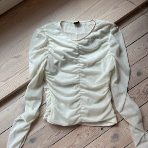 Blus Gina Tricot  - Gräddvit blus från Gina Tricot.  Mesh.  Med ”volanger” Storlek m men passar s 