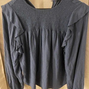 Blus - Blus i ett tunt material, knappast använd 