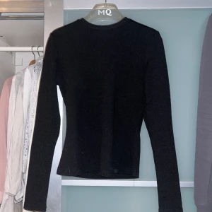 Långärmad  - Svart långärmad tröja 