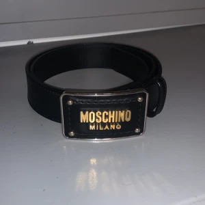 Moschino bälte - Fint herr bälte från moschino. Säljer för att det inte längre passar mig Storlek 48 