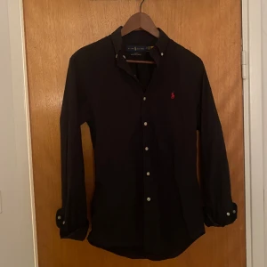 Ralph Lauren skjorta - En fin Ralph Lauren skjorta köpt för 1 år sen på NK. 9/10 i skick knappt använd. Säljer då den är för liten. 