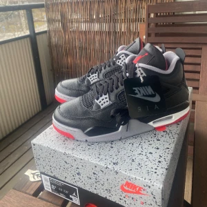 Jordan 4 Bred ’Reimagined’ - Helt nya och helt oanvända  Kvitto finns Låda följer med