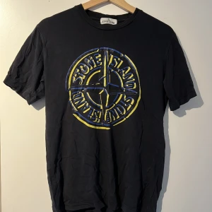 Stone Island t-shirt - Svart Stone Island tisha med tryck. Köpt från Junioravdelningen på NK men passar även vanlig S/M storlek. Plagget är i gott skick. Pris: 349kr. Vid frågor, kom PM!