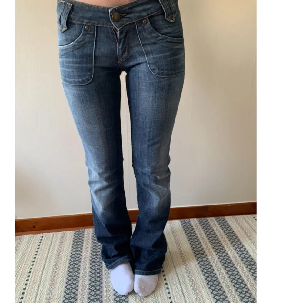 Säljer dessa vintage low rise lee jeans i strlWw26 L36. Skulle säga att den sitter som xxs. Min kompis på bilden är 159 cm lång.. Jeans & Byxor.