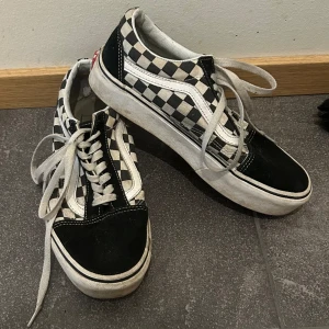Skor - Vans old skool platform skor i använt skick men dom har mycket kvar att ge.   Storlek 38,5  Nypris 699kr