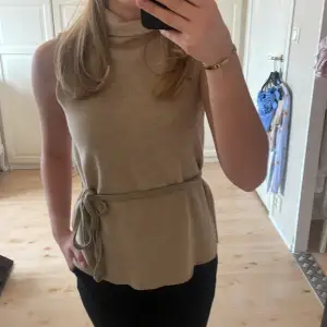 Super fin beige topp med band som man kan knyta runt midjan🥰bra skick använt fåtal gånger!