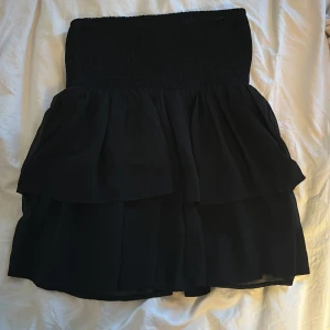 Volangkjol - Ännu en super fin Volangkjol från barnavdelningen på Kappahl🥰 kjolen är väldigt skön och sval så den är helt perfekt till våren/sommaren🤩