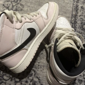Jordan 1 - De är i använd skick så det finns små märken/smuts men annars i ganska bra med söt baby rosa skick  snören  kanske kan tvättas eller bytas ut. Skriv om du är intresserad.