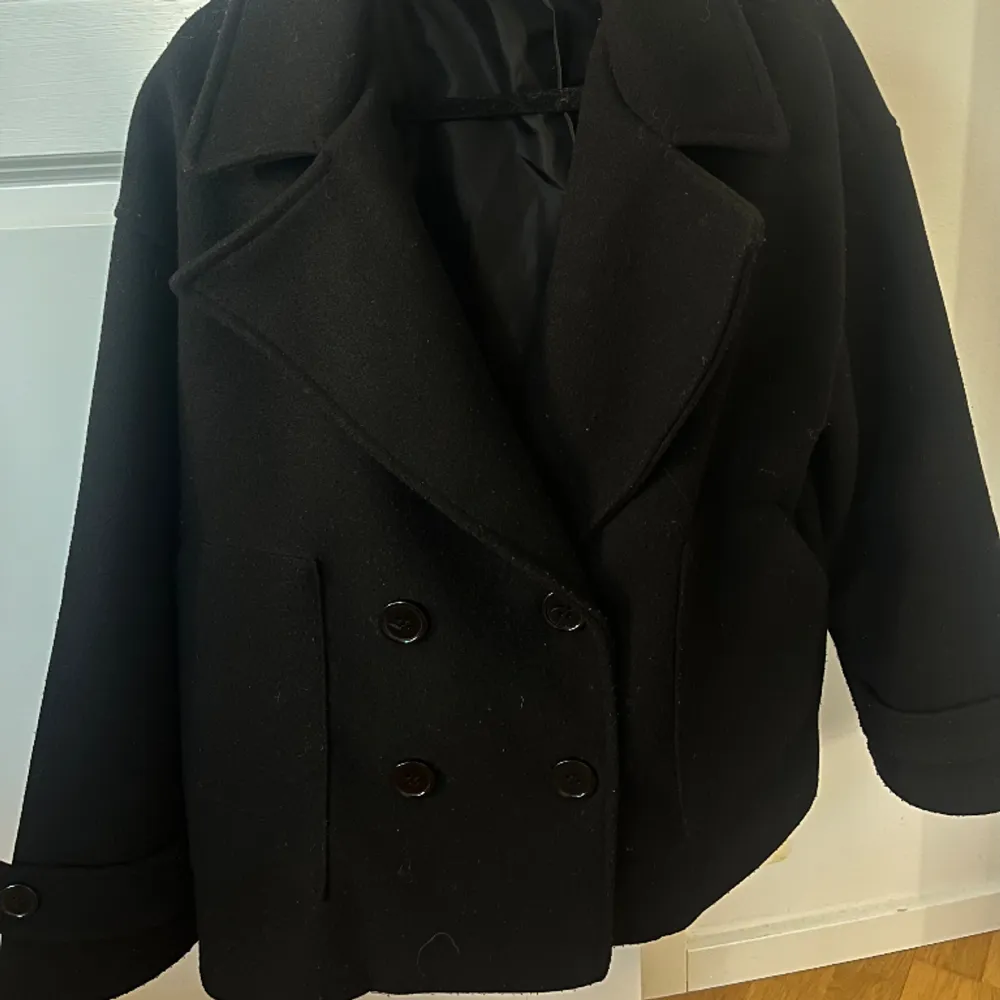 Säljer denna svarta kappa från Design by si, kommer aldrig till användning då jag har en liknande. Storlek M/L men passar mig som vanligtvis har 36. Jackor.