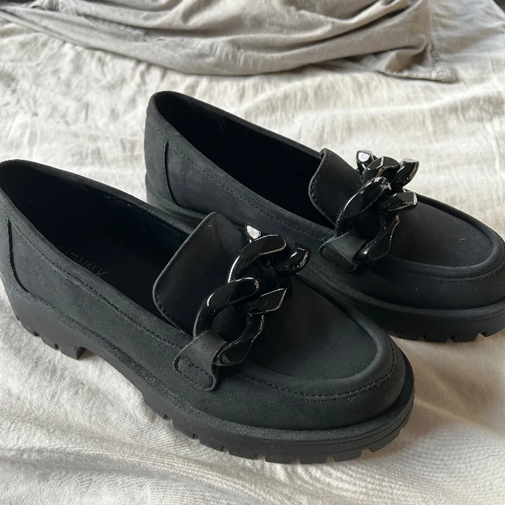 Svarta vår skor, som är använda cirka 1 gång, storlek 38, kan hämtas i Örebro eller fraktas . Skor.