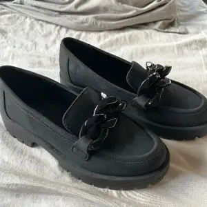 Svarta vår skor, som är använda cirka 1 gång, storlek 38, kan hämtas i Örebro eller fraktas 