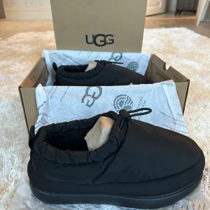 Uggs mini  - Helt nya mini uggs i fodrat material. Helt oanvända ☺️