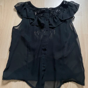 Svart blus vero moda  - Jätte söt svart blus/kofta i storlek M men skulle säga att den även passar som S🖤