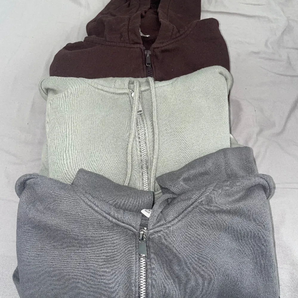 3 cropped hoodies från H&M. Storlek S men mer som  XS  Alla 3 för 50kr. Fint skick knappt använda . Hoodies.