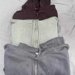 3 cropped hoodies från H&M. Storlek S men mer som  XS  Alla 3 för 50kr. Fint skick knappt använda 