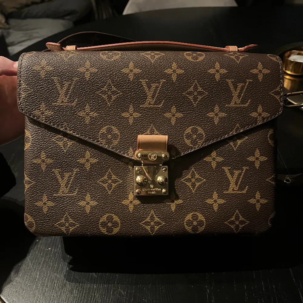 INTRESSEKOLL!!🩷 Louis Vuitton metis väska i mellan storleken, tyvärr kommer den inte till lika mycket användning längre. Hör av er för mer frågor och skicka gärna prisförslag.🩷. Väskor.