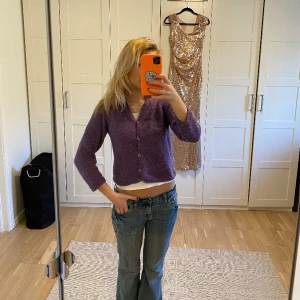 Stickad kofta - Jätte söt stickad kofta! Köpt second hand så vet tyvärr inte vart den är ifrån eller storleken! Men passar bra på mig som brukar ha s/m! 🩷bra skick 