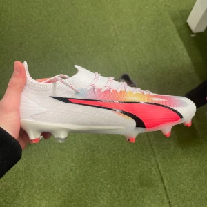 Puma Fotbollskor - Intressekoll Jag funderar på att sälja min puma Skor, endast provade, nypris 2200, pris kan diskuteras!